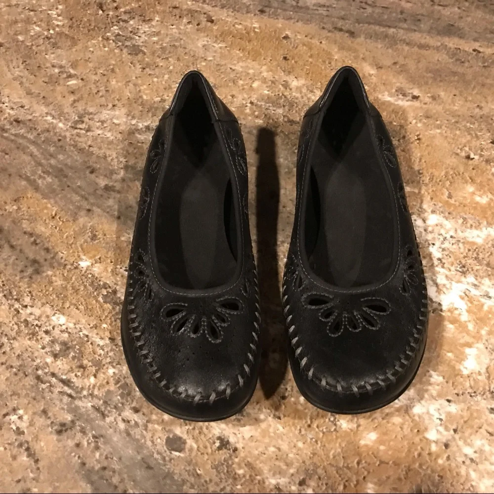 Earth Black Leather Shoes - Picture 1 of 11